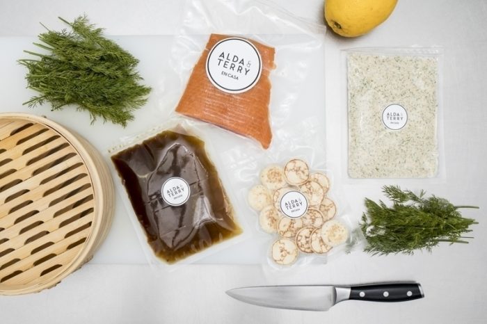 Salmón Ahumado con Blinis, Mayonesa de Eneldo y Aliño