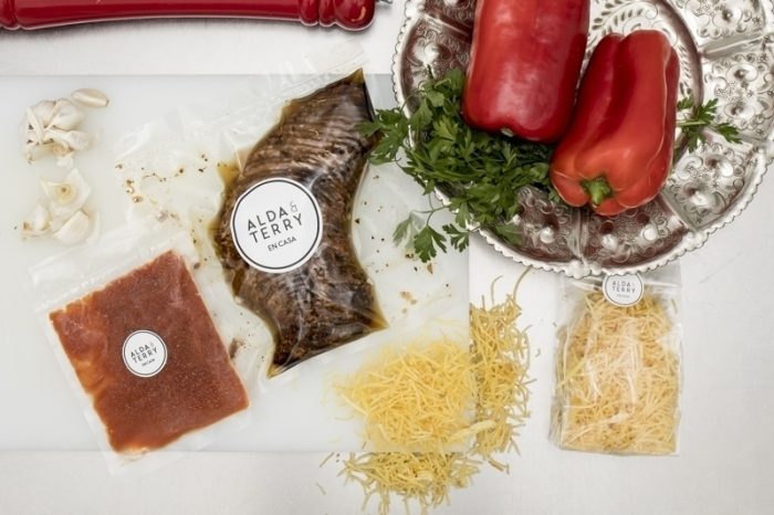 Presa Loncheada Asada con Patatas Paja y Salsa de Pimientos